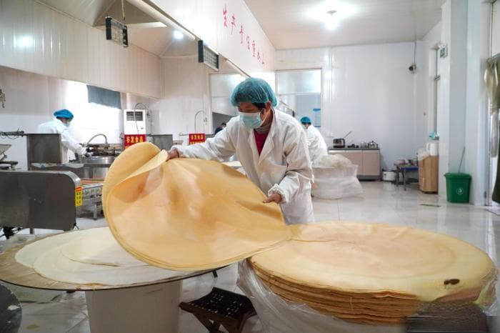 泰安煎饼产销忙 舌尖年味“卷”起万家团圆情