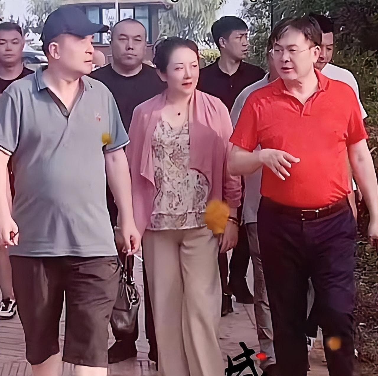 央视主持毕福剑：从舞台中心到公益路上的暖心大叔
