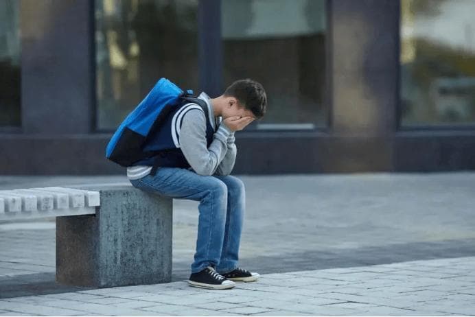 当学校老师反映孩子有抑郁倾向时，家长该如何处理？