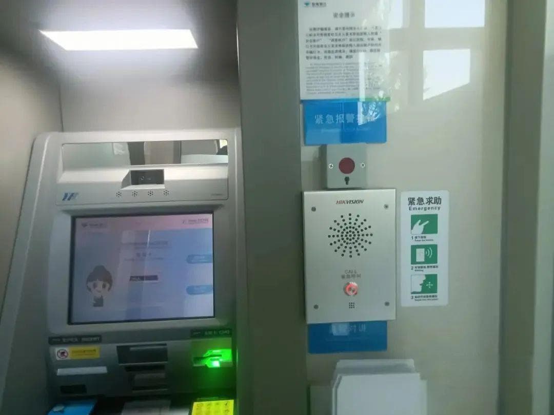 绝！走失女童竟用ATM机成功自救，网友：“盲点”get！
