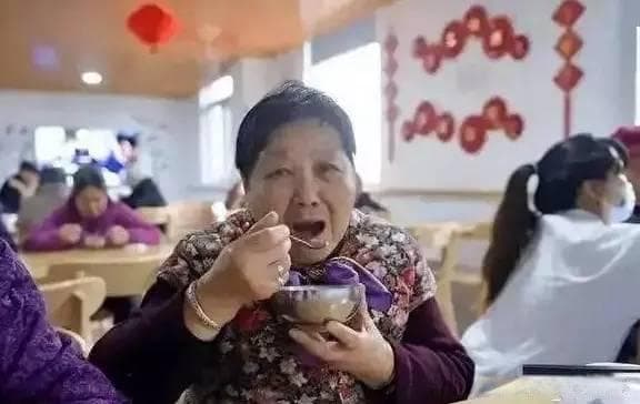 老年人长期只吃稀饭的健康隐患及医生建议：适合老年人的饮食指南