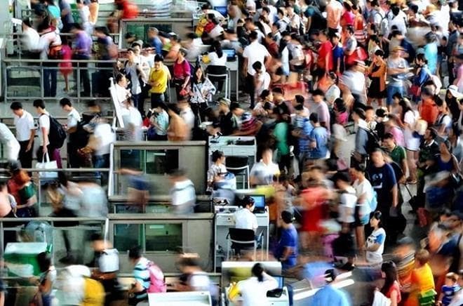 如果中国生育率继续降低，人口降至8亿，日子会更好过还是更难过