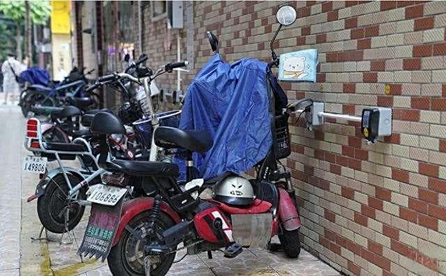 电动车充电器指示灯变绿后，应该立刻拔下电源插头？能保护电池吗