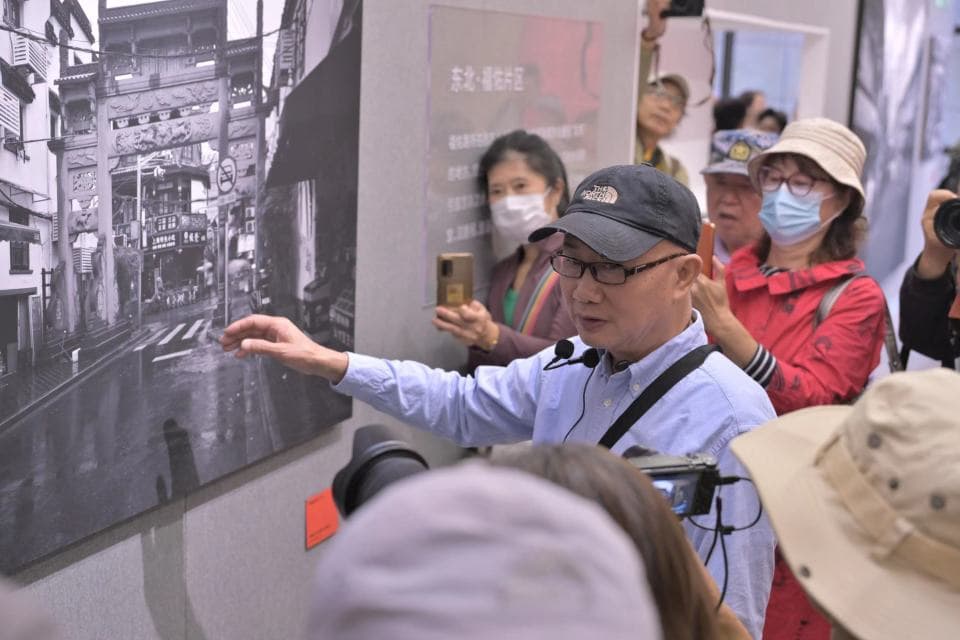 纪实与艺术表现并举，大画幅摄影记录上海老城厢变迁