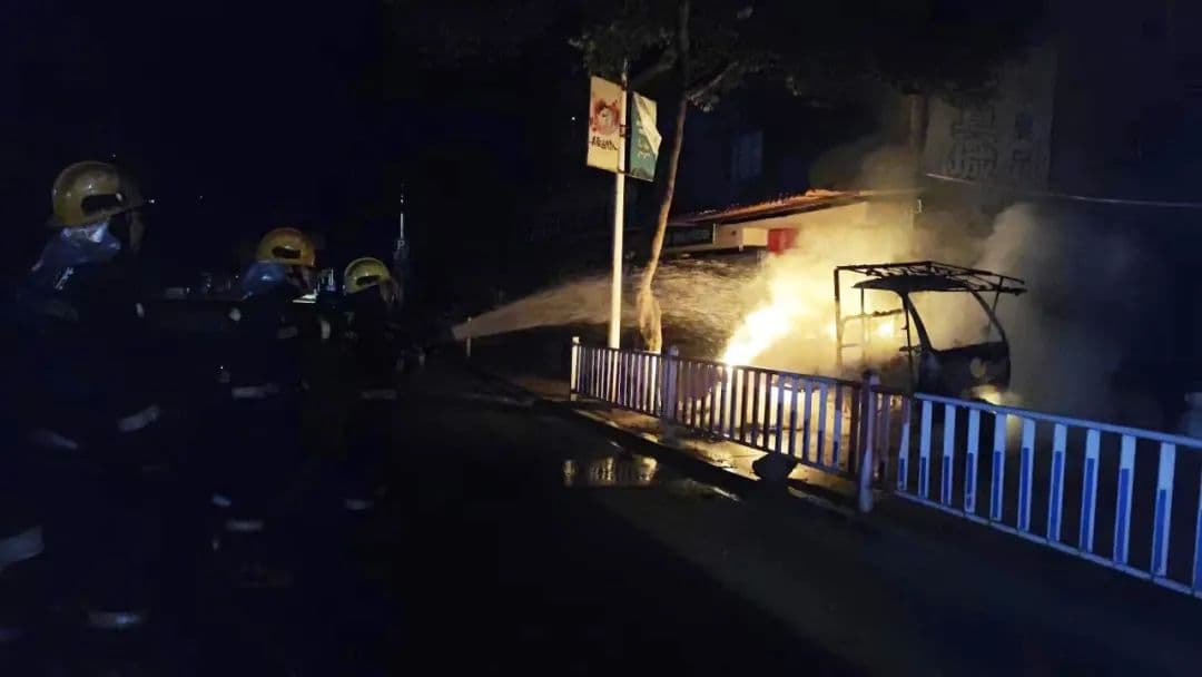 荒唐！男子纵火烧车，只因……