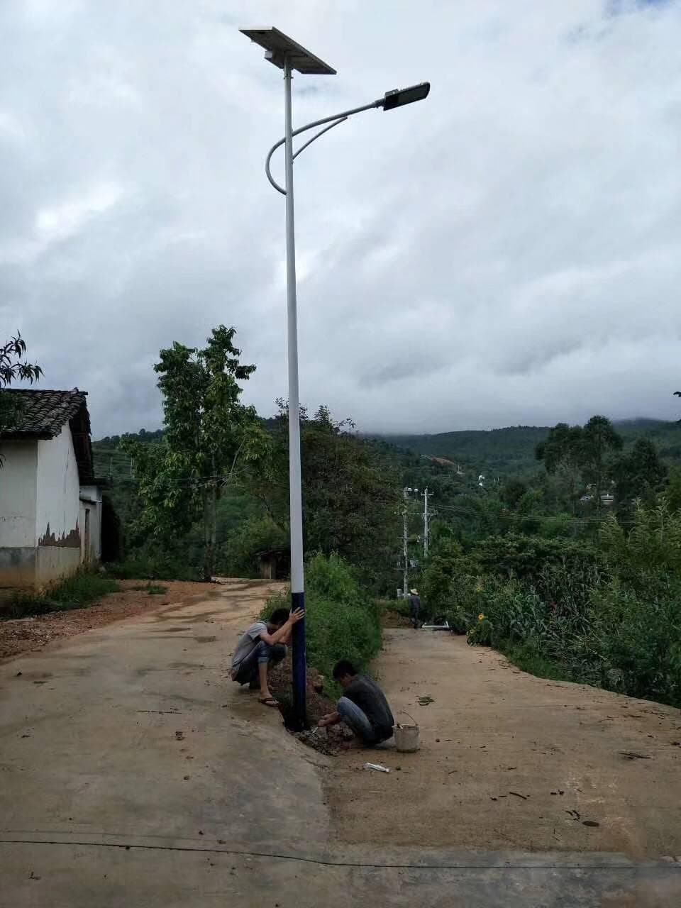 太阳能路灯和市电路灯在造价上存在显著的区别