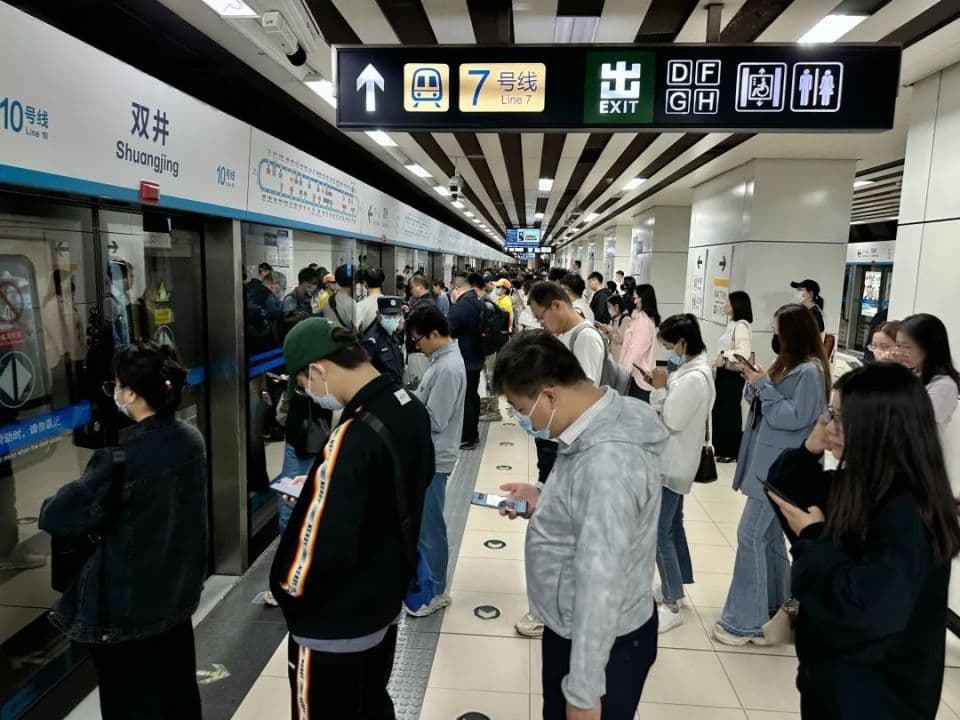 北京地铁10号线双井站早高峰加开空车，能多运送1000名乘客