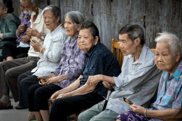 独生子女家庭有福了，凭“小红本”可领5大补贴，最高领5000元？
