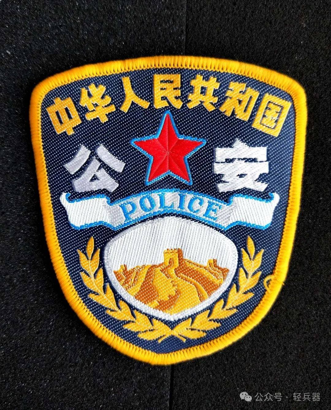 1999年至2015年武警部队的编制以及标志服饰有哪些变化？
