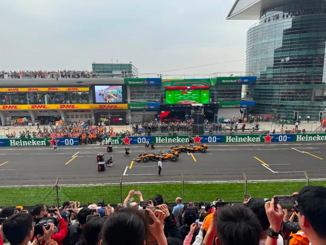 F1上海大奖赛：自称“1/16中国血统”的皮亚斯特里夺冠！周杰伦、柯洁现场观战