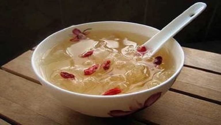 银耳枸杞汤的功效与作用、禁忌和食用方法