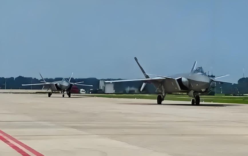 歼35五代隐形舰载机即将服役，对比F-35，后发优势太明显了