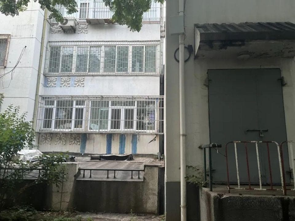 变电站紧挨着居民楼，“等于是零距离，就这么点缝……”