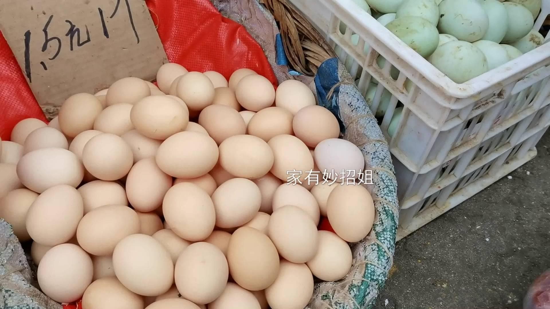 买鸡蛋时，选大的好还是选小的好？养殖户说漏嘴，以后别瞎买了