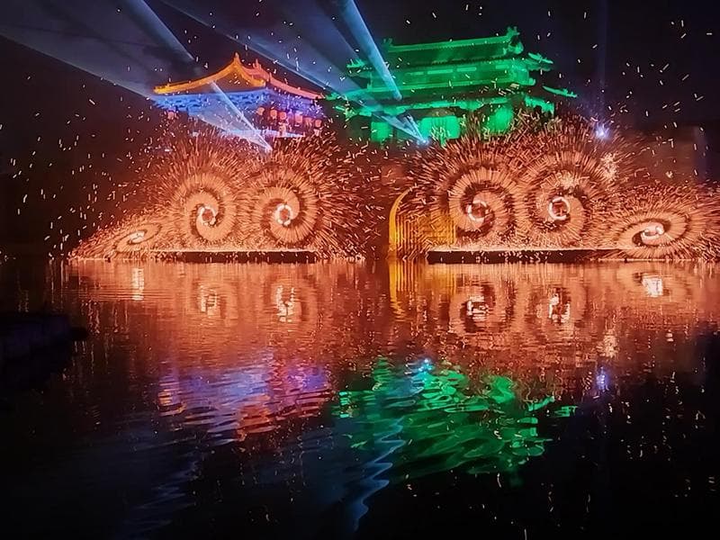 故乡烟火经济｜吹个糖人点盏走马灯，开封非遗“集结”穿越古今
