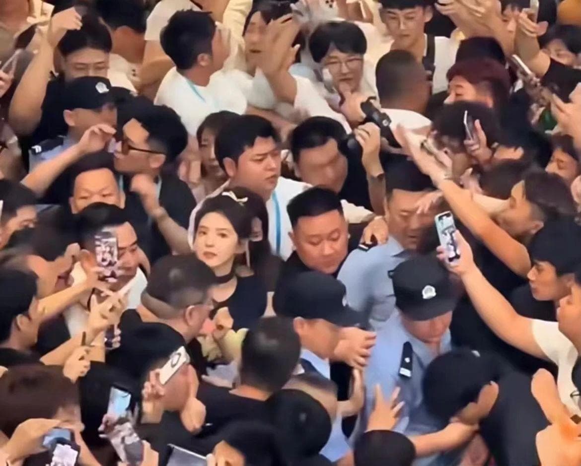 安保混乱致章若楠提前离场，男粉比例过高成发展瓶颈