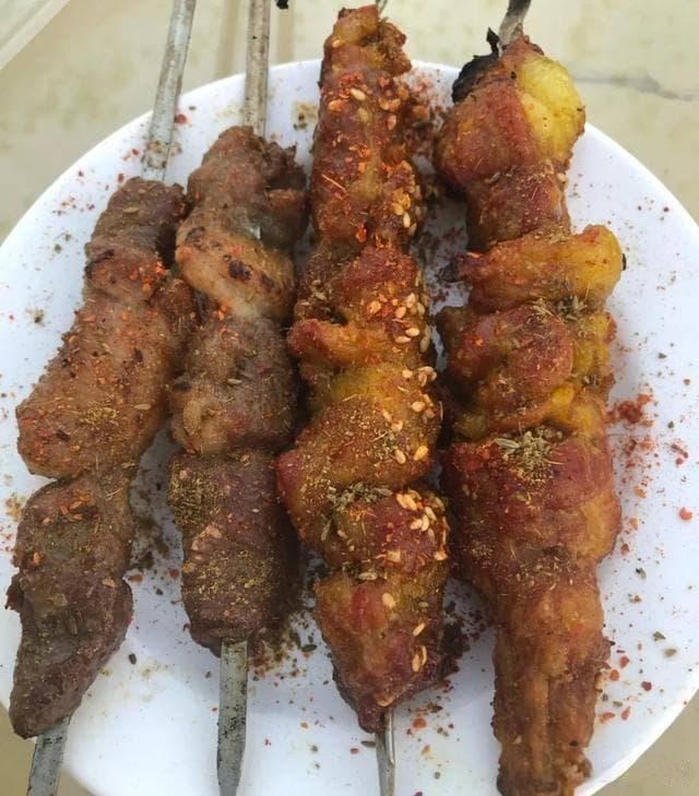 吐鲁番烤羊肉串与馕：炭火烤制的地道新疆风味
