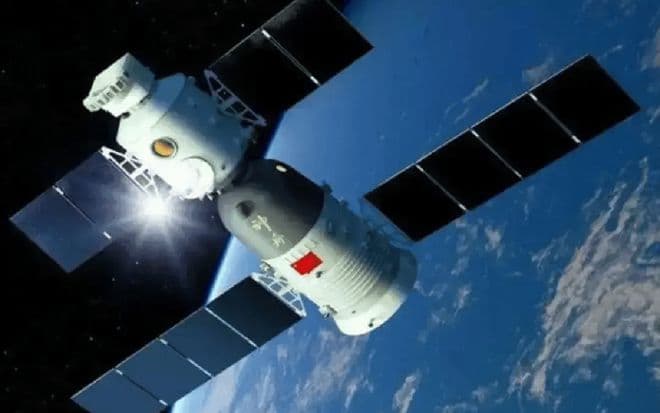 中国空间站轨道加速下降！咋回事？神舟十八号航天员如何应对？