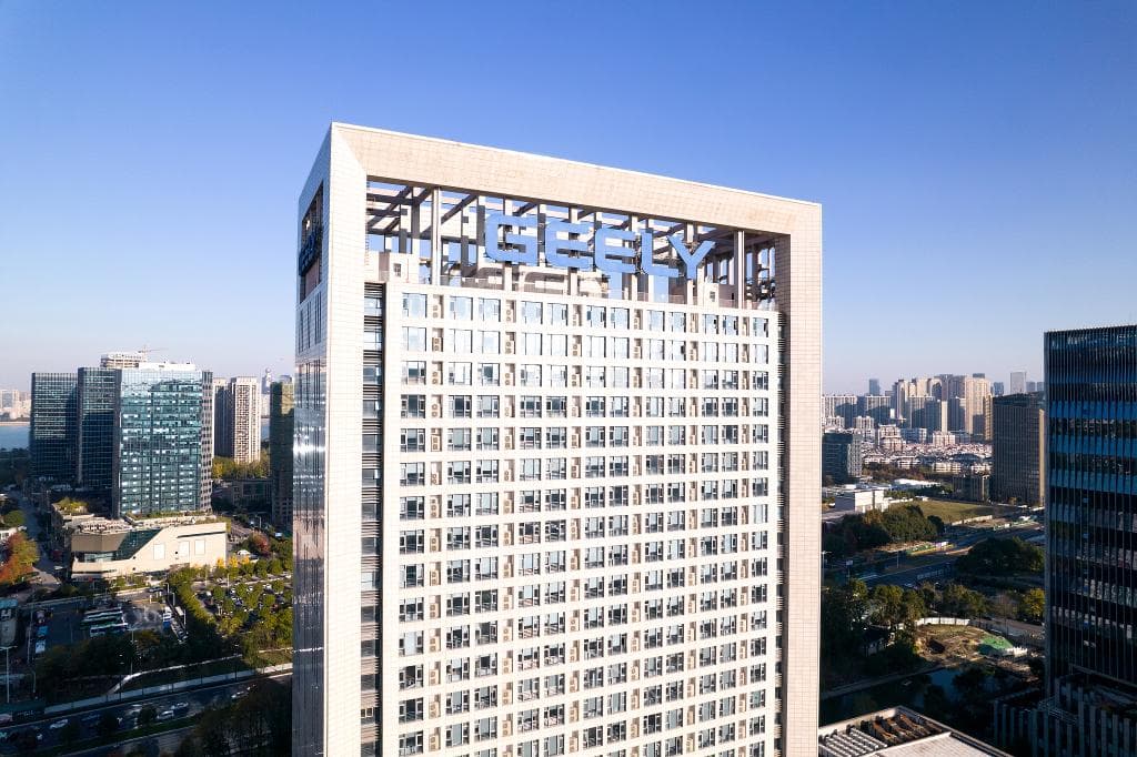 车企逐鹿智能战场，吉利自研大模型与Deepseek抢先融合
