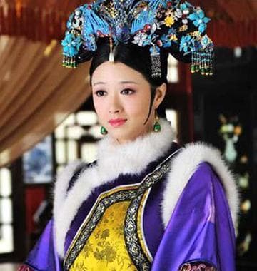 蒋欣凭华妃一角成名，用精湛演技征服观众，将“贱人就是矫情”这句台词刻入观众记忆，成功塑造了这个经典反派角色。