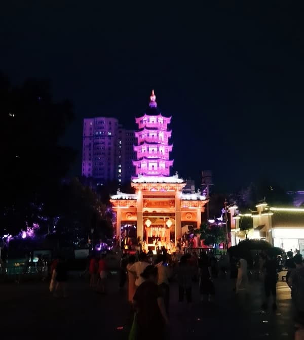 专家建议全面放开街边夜市，激活城市烟火气与经济活力