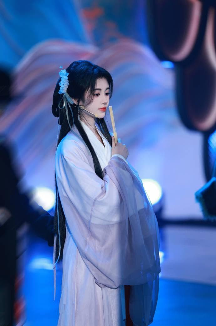 汉服遇上时尚：鞠婧祎跨年晚会演绎传统文化新表达