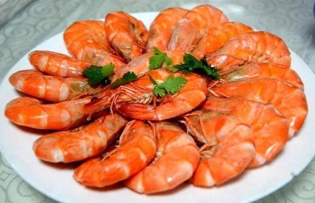 大虾是肺结节的“催化剂”吗？医生：除了海鲜，2类食物少碰为好