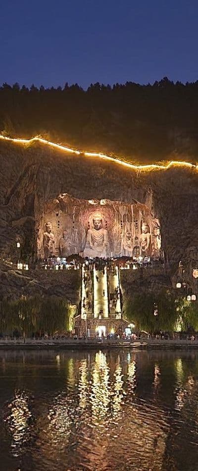 龙门石窟夜景：灯光映照下的千年佛国