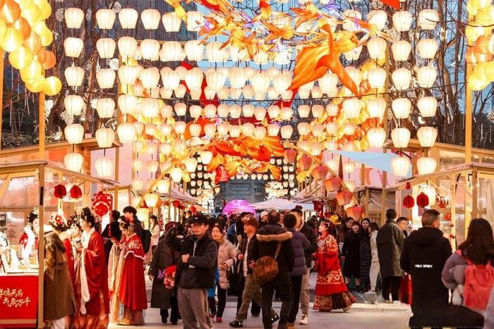 春节期间成都市215条特色商业街区春节营收约120亿元