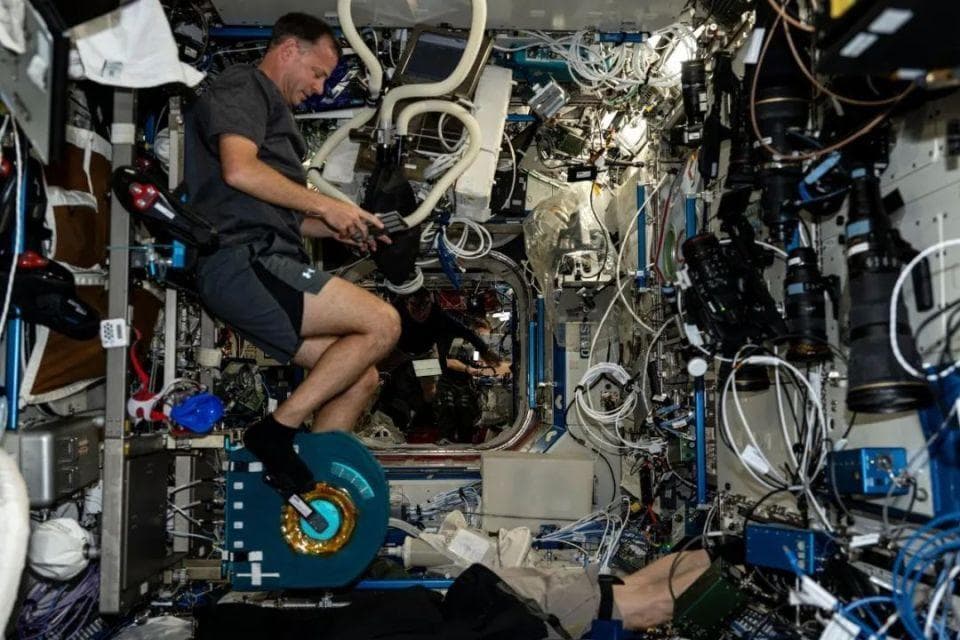 NASA揭秘：国际空间站上的宇航员健康保障全攻略