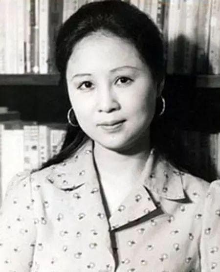 一文带你回顾琼瑶一生：风靡半个多世纪捧红近百明星，两段婚姻都因写作结缘