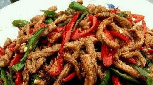 掌握正确的方法和技巧，可以在家中轻松烹饪出美味的猪肉炒辣椒