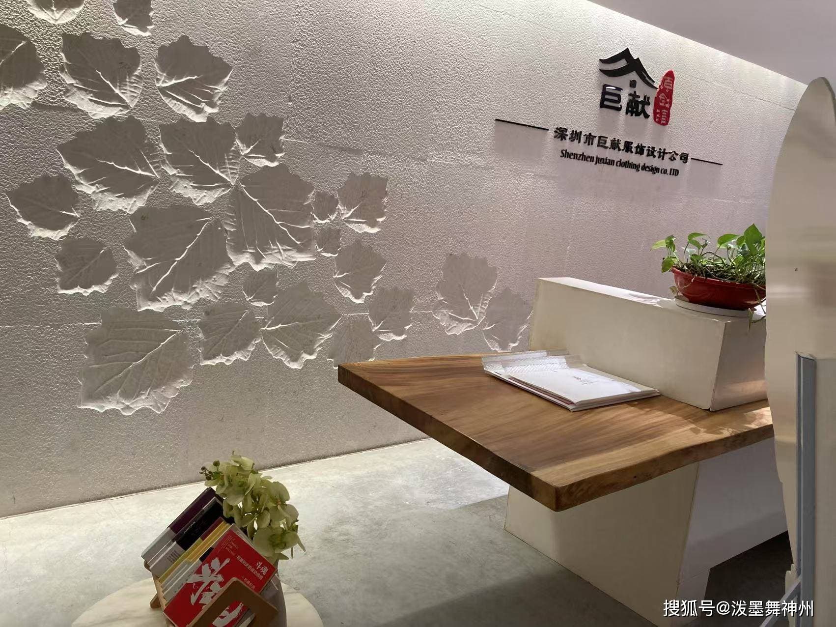 服饰穿搭美学和化妆是提升个人形象和展现个性魅力的重要方面