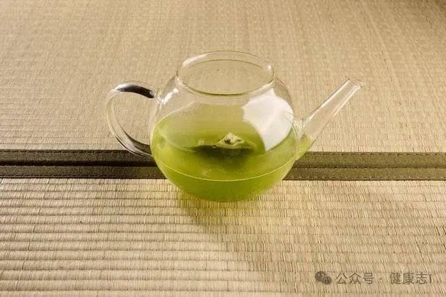 高血压患者饮用指南：三类饮品需避免，绿茶可适量饮用
