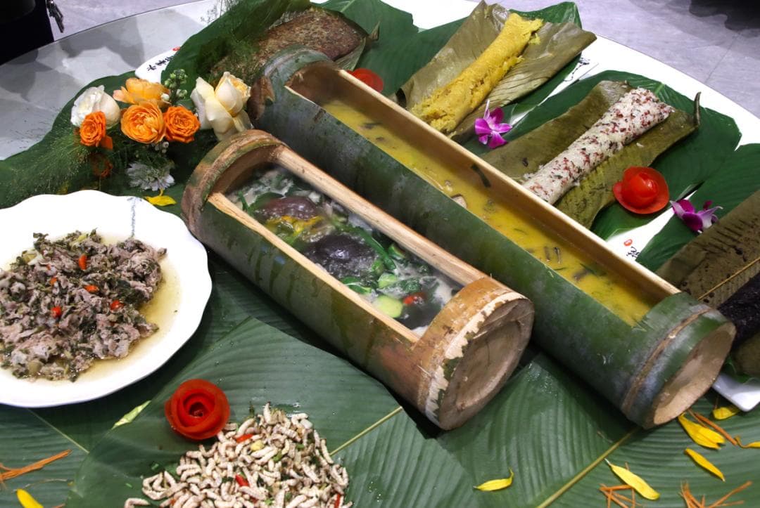 西双版纳四大特色宴席：从竹筒到牛头，品味少数民族美食文化