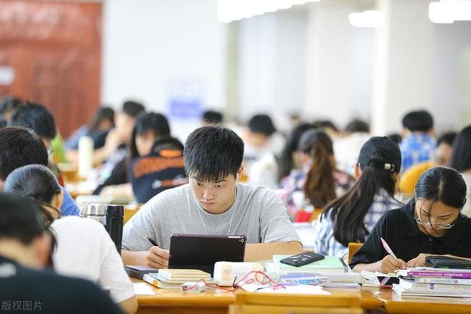 10所高校考研复试线下降，多则降56分，热门专业有小涨，为什么？