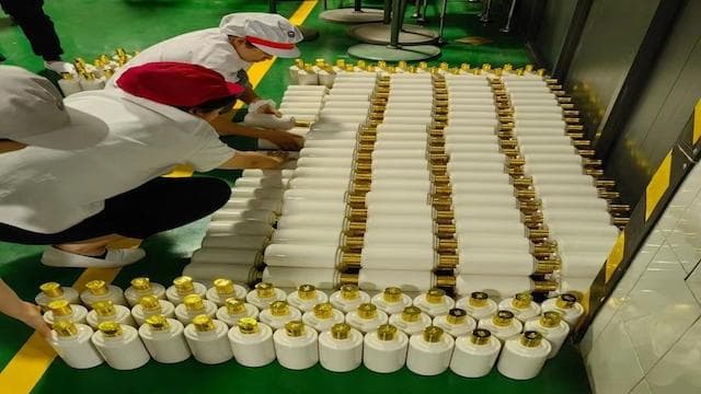 假酒风波后，茅台全面铺开鉴定及防伪体系建设工作，升级了龙茅防伪技术
