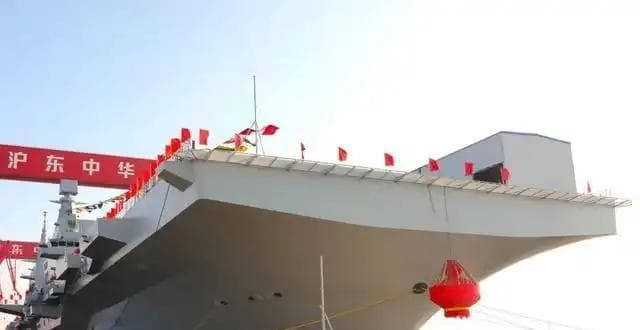中国新一代两栖攻击舰076首舰下水，全世界第一艘采用电磁弹射