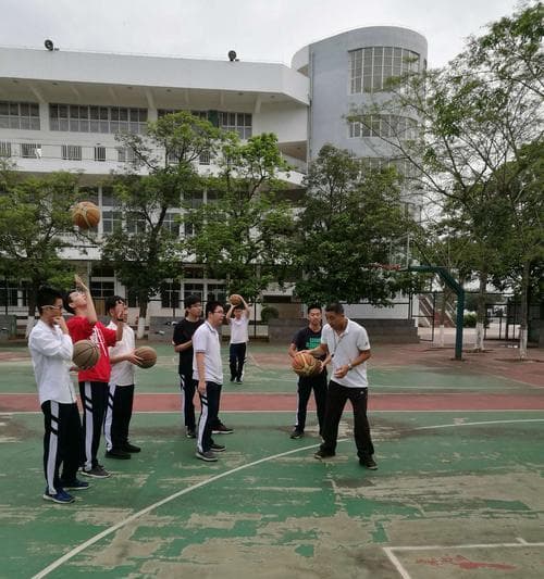如何提高篮球运球能力并扎实防守力（运球技巧与防守战术的综合训练方法）