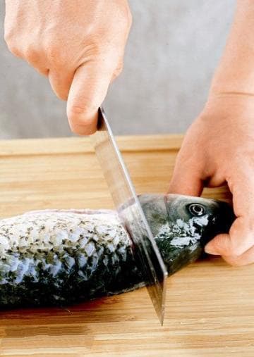 松鼠鱼的改刀过程图解：8步详解经典淮扬菜制作工艺