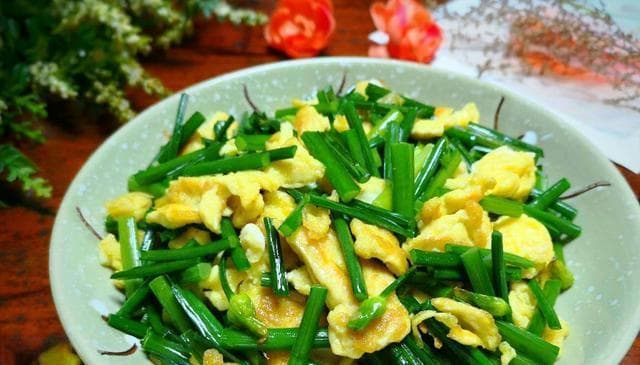 韭菜炒鸡蛋，先炒韭菜，还是先炒鸡蛋？很多人做错了，难怪不好吃