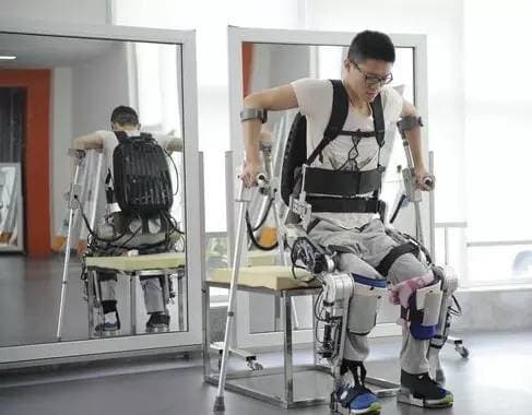 中国自主研发第四代外骨骼机器人助截瘫患者行走