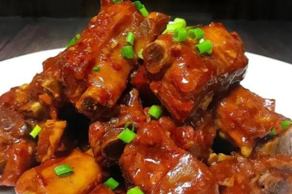 红烧牛排，不仅色泽诱人、香气扑鼻，而且肉质鲜嫩多汁