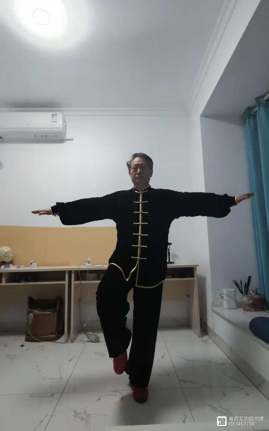 闭眼金鸡独立：一个简单有效的养生动作
