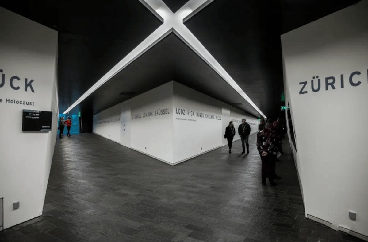探索几何的魅力：展厅展馆内的三角形构造美学