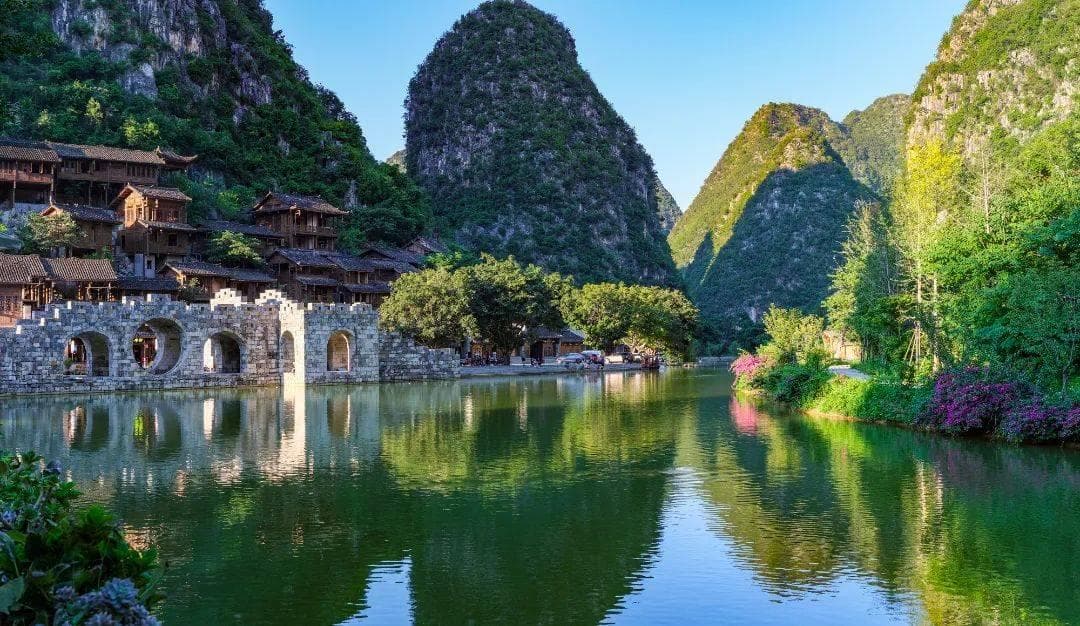 夜幕下的峰林布依：灯火辉煌的梦幻之旅