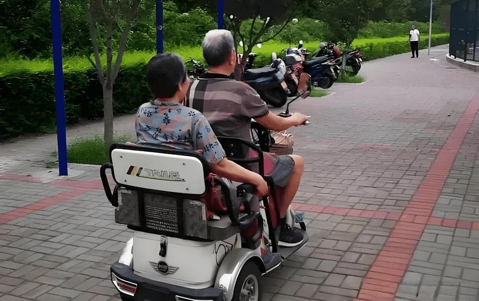70岁以上老人骑电动车需持证，还需定期体检和三力测试