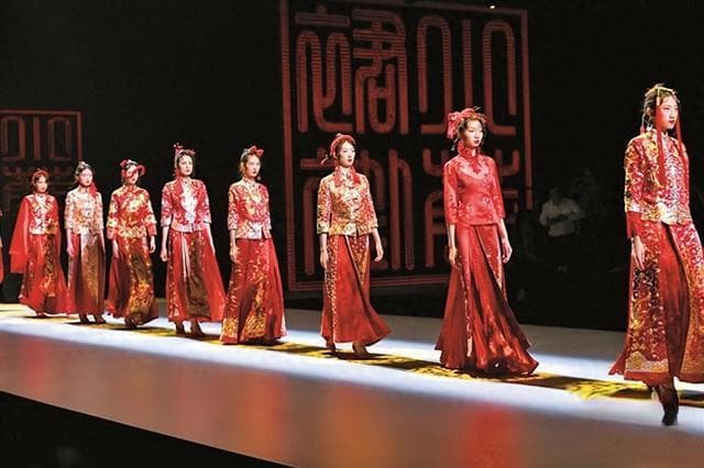 花都区：金银丝线手绣吉祥 非遗裙褂“破壁出圈”
