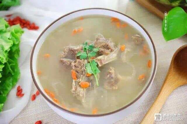 炖排骨汤的秘诀：从选料到火候的全面指南