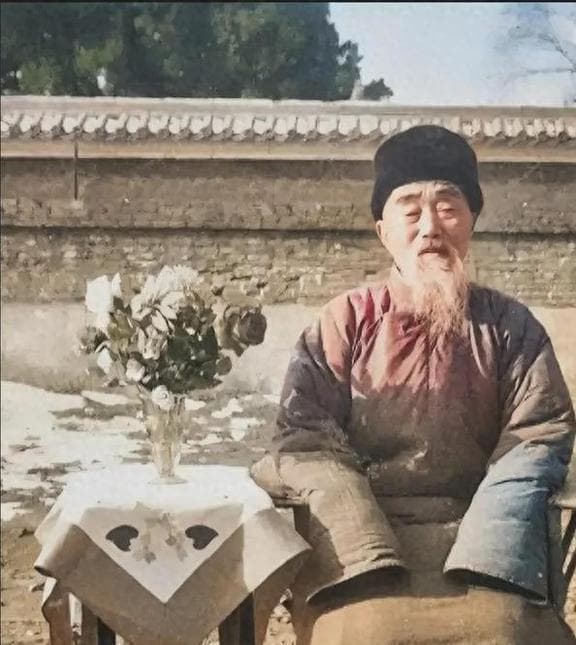 1956年，林彪父亲，一张罕见的留影，老爷子年过古稀，晚年很幸福